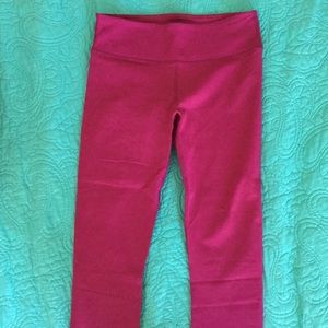 Fabletics Mid-Rise Powerhold Capri, XS, Raspberry